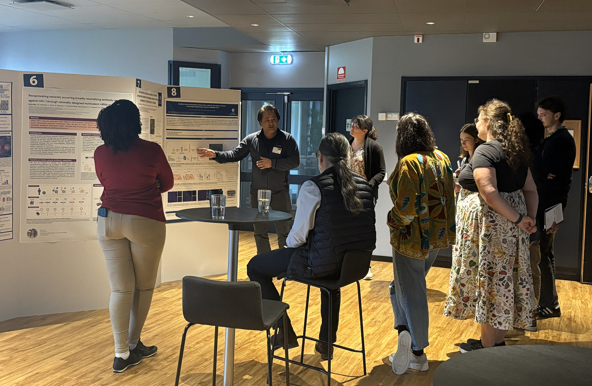 Student displaying his poster at the Vaccin development course.